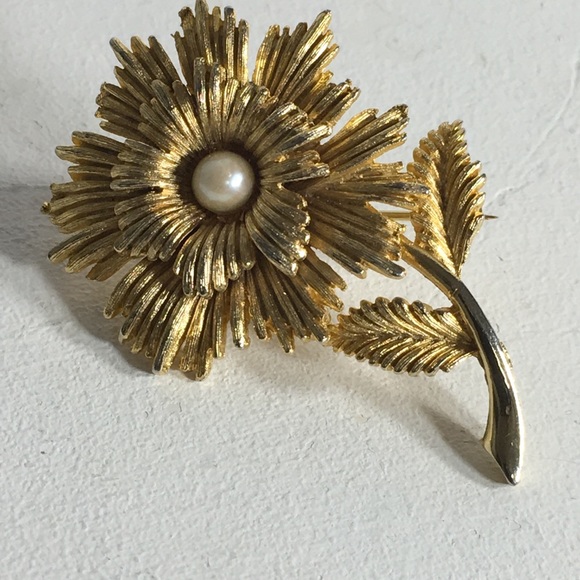 Vintage Jewelry - Vintage Gold Tone Faux Pearl Brooch/Pin